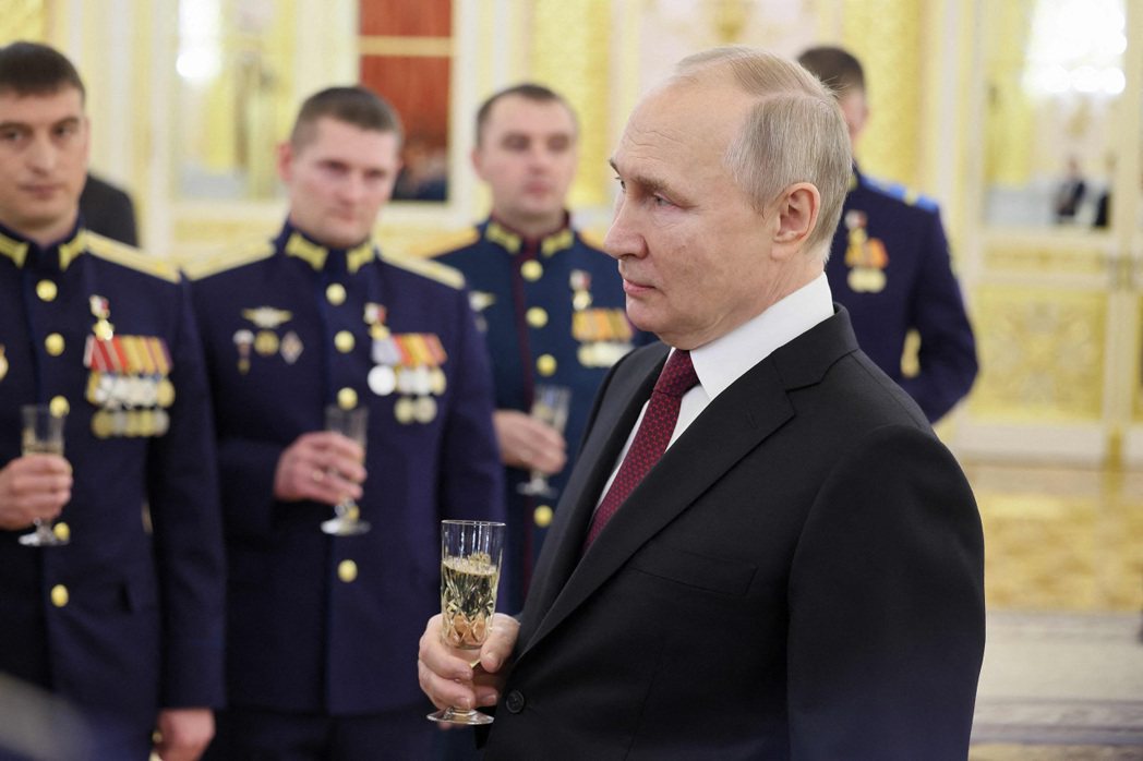 俄羅斯總統普亭8日在克里姆林宮出席頒獎儀式，承認俄軍一直在攻擊烏克蘭能源基礎設施...