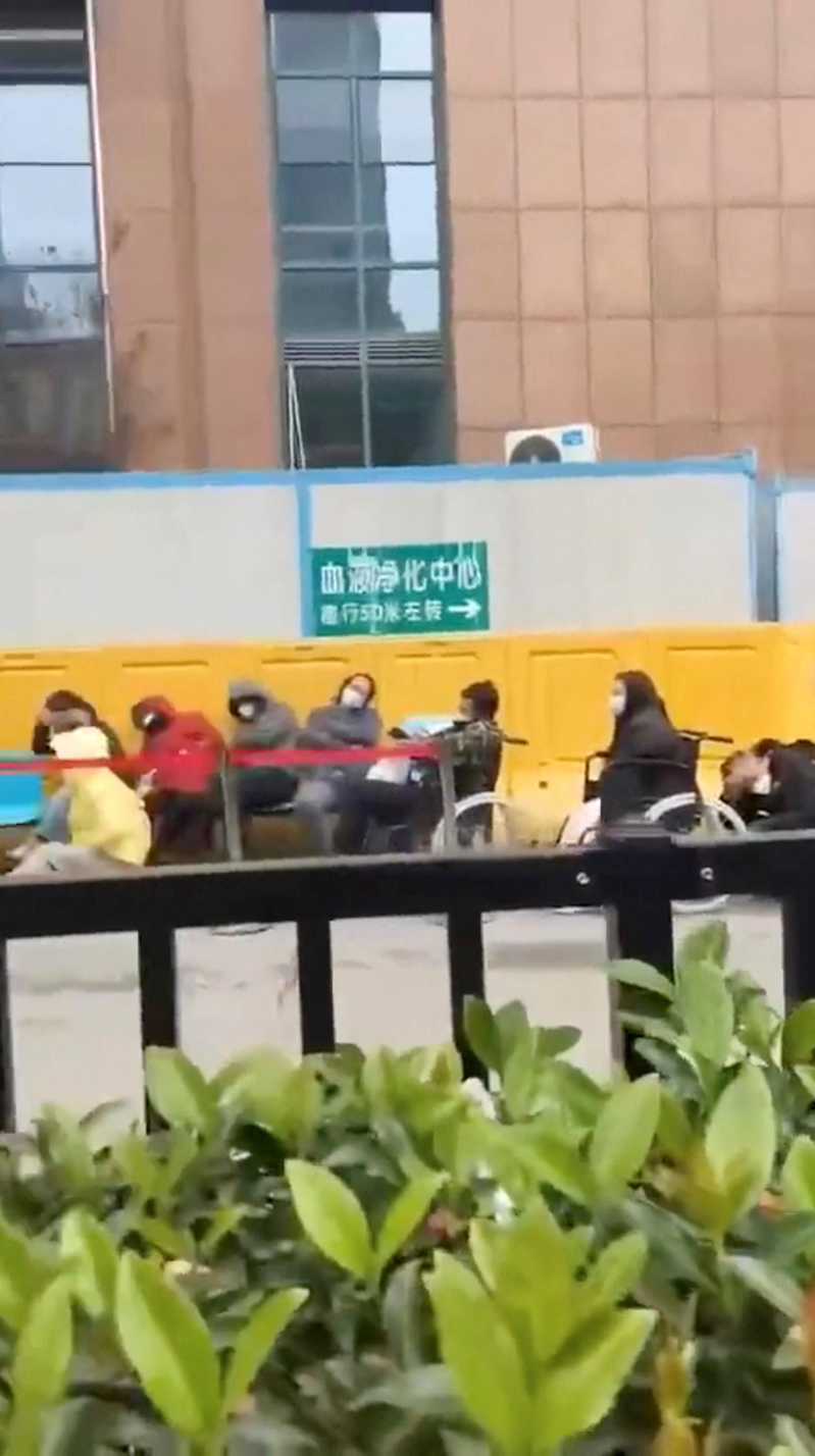 一則影片的截圖顯示，9日在湖北武漢一所醫院外有不少患者正在等待就醫。路透