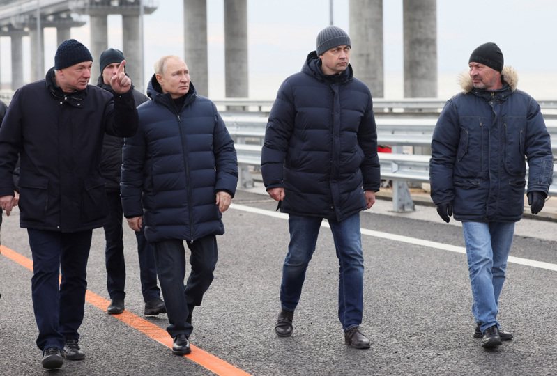 俄罗斯总统普亭（右三）本周视察克里米亚大桥被轰炸后的抢修进度。路透(photo:UDN)