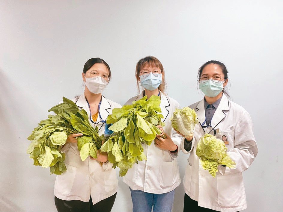 中國醫藥大學北港附設醫院醫養師，說明冬季食用深綠色蔬菜的好處。
圖╱中國醫藥大學北港附設醫院提供