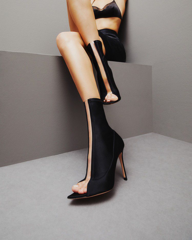 除了長靴外，Gianvito Rossi另推出Hiroko短靴，半透視的設計、鏤空性感，43,600元。圖／Gianvito Rossi提供