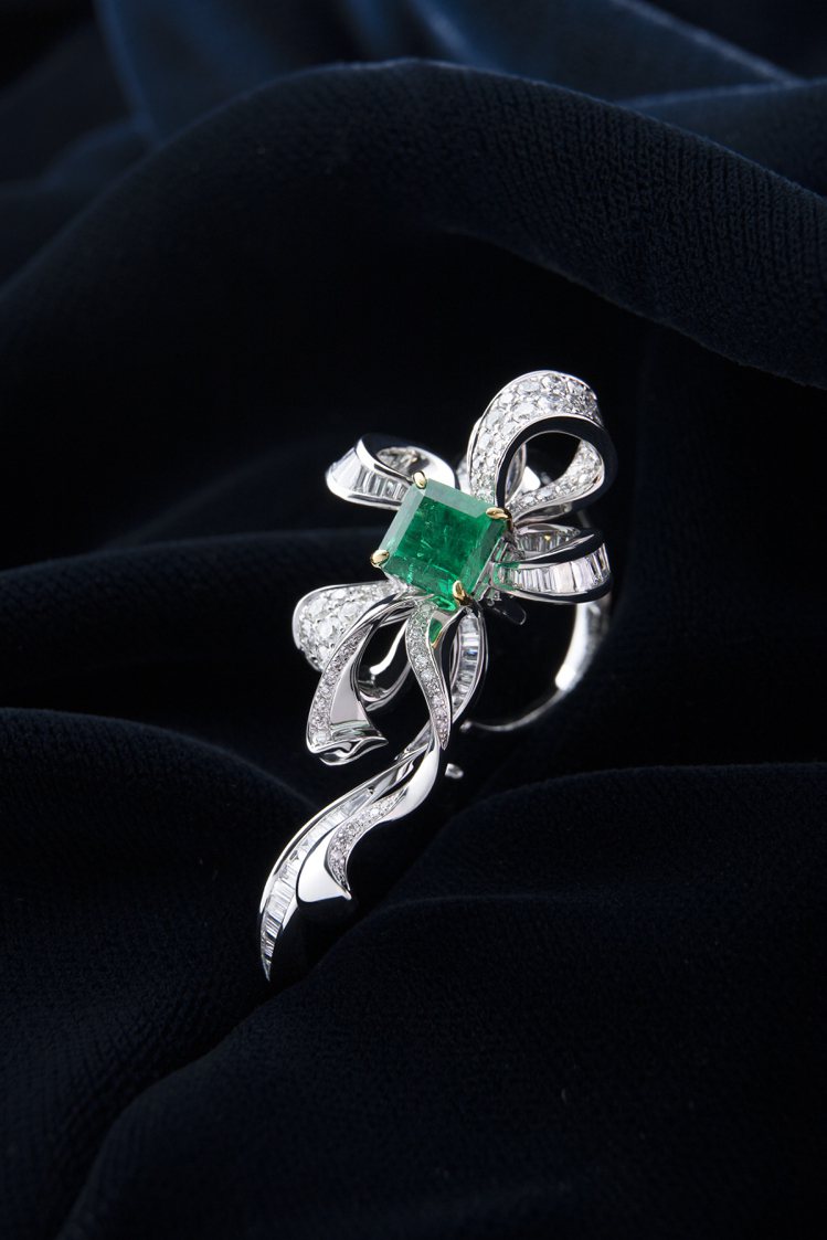 The Sophisticated祖母綠緞帶雙指戒。圖／OLIVIA YAO F...