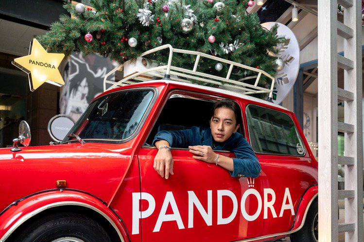 坤達擔任Pandora丹麥溫馨聖誕小屋入厝嘉賓。圖／Pandora提供