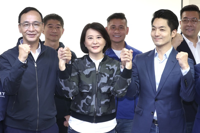 接受國民黨徵召補選台北市第三選區立委的王鴻薇（中），在朱立倫（左）、蔣萬安（右）陪同下完成登記。圖／聯合報系資料照片