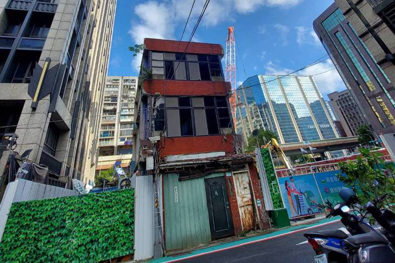 台北市區又見整合失敗，將被大樓包圍的孤獨老透天。這棟老透天位於復興北路、長安東路201巷之間，空置無人使用，土地面積約24.5坪。讀者／提供