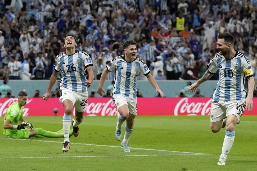 比賽中進球之後，欣喜的阿根廷球員。左起：莫利納、艾瓦雷茲、梅西。 圖／美聯社