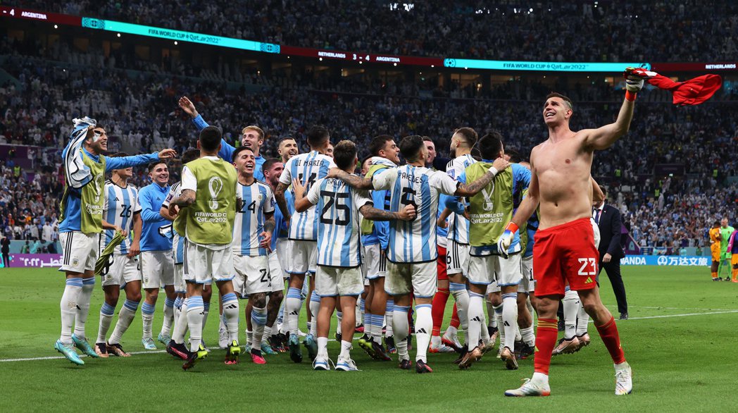慶祝贏球晉級的阿根廷隊。 圖／歐新社