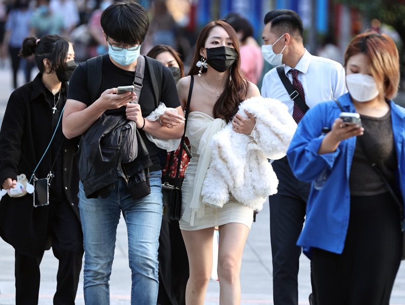 國內疫情趨緩，自12月1日起室外取消全程佩戴口罩規定。記者侯永全／攝影