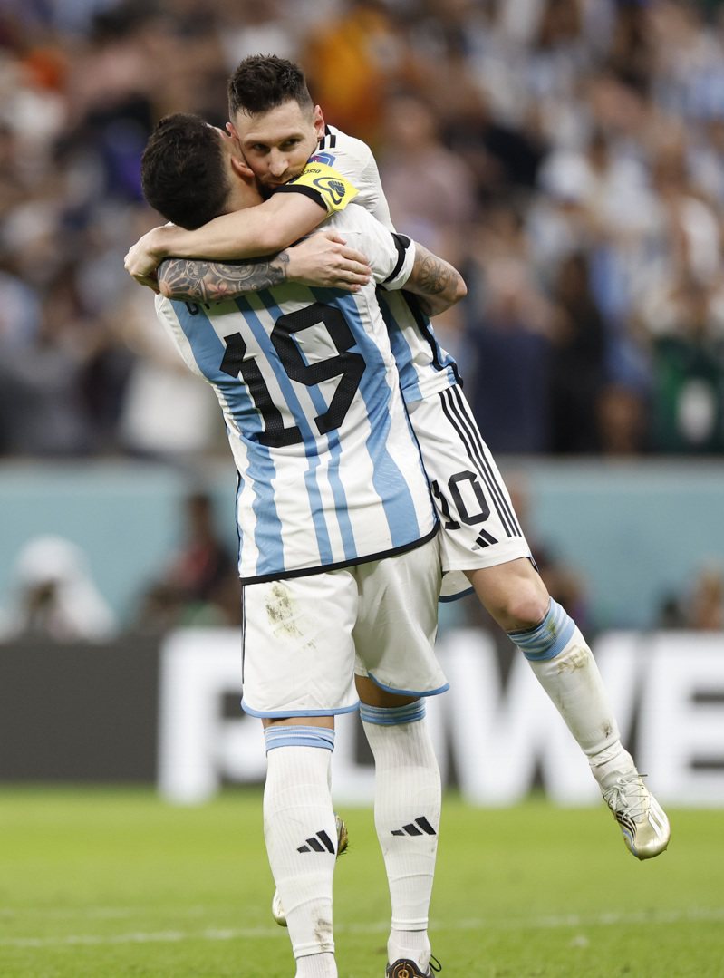 阿根廷驚險晉級4強，梅西(上)與隊友相擁慶祝。 新華社