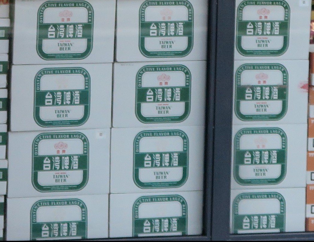 一批堆在大陸某台灣商品店，等待銷售的台灣啤酒。記者陳政錄／攝影