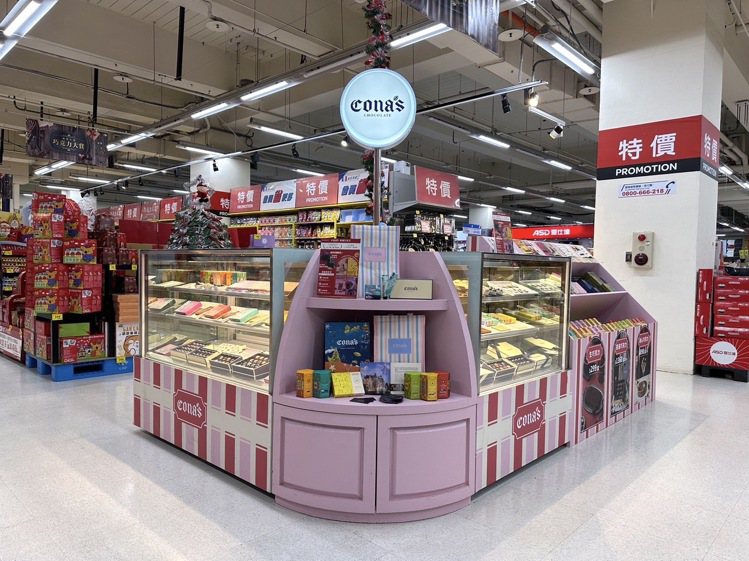 家樂福新店店設置Cona’s妮娜巧克力首家實體快閃店。圖／家樂福提供