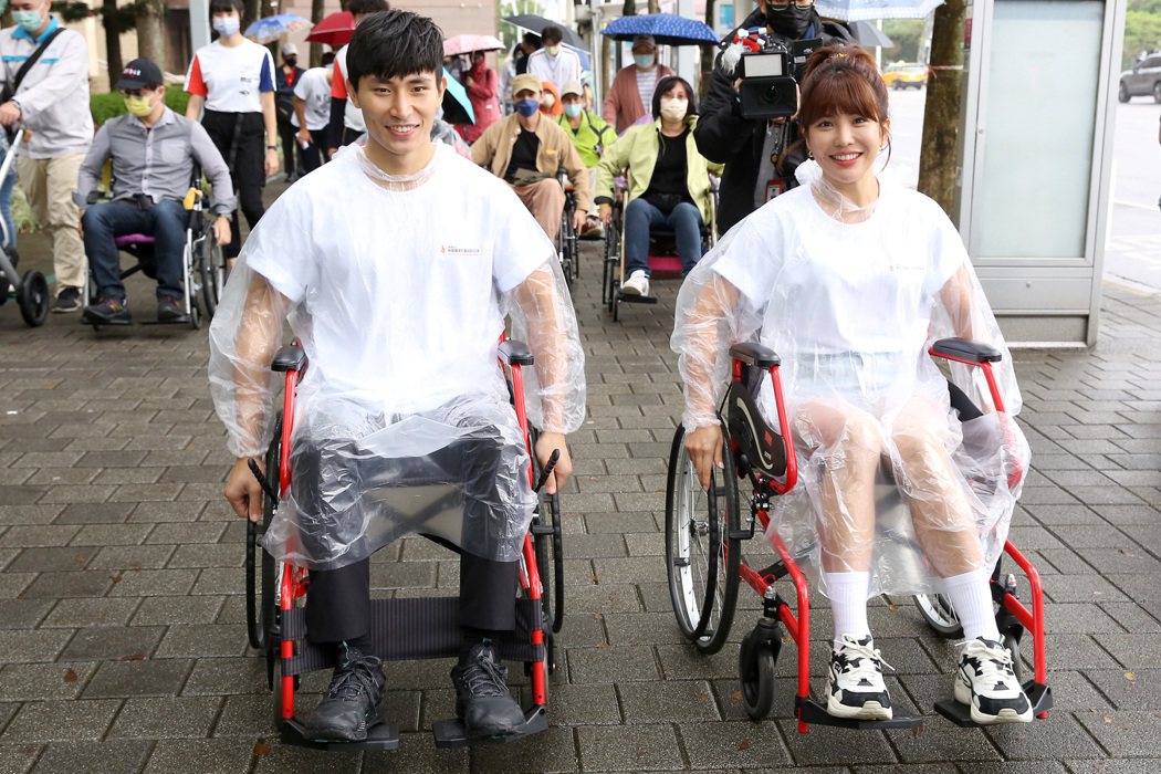 林家佑（左）、壯壯體驗靠輪椅健走。圖／脊髓損傷社福協會提供