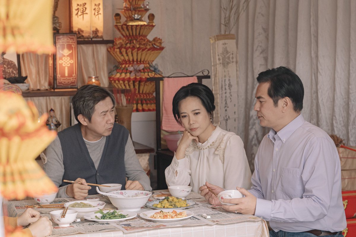 馬國賢(右起)、陳仙梅在「阿媽」中飾演大陸經商回台奔喪的夫妻。圖／公視台語台提供