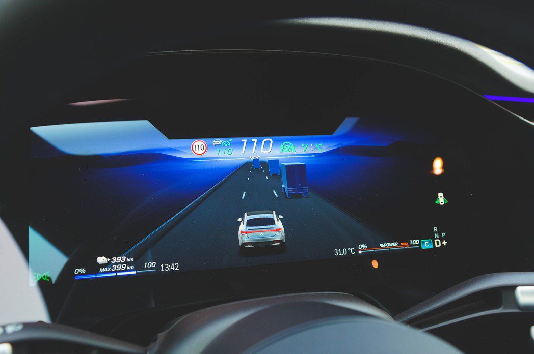 電動化後的AMG車系，在高速公路上使用智慧駕駛系統也能相當舒適且安靜。 記者趙駿...