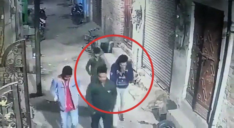 从网上流传的23秒影片见到，祖拜尔与另外3名朋友巷子里边走边聊天，突然他打了一下喷嚏。（影片截图）(photo:UDN)