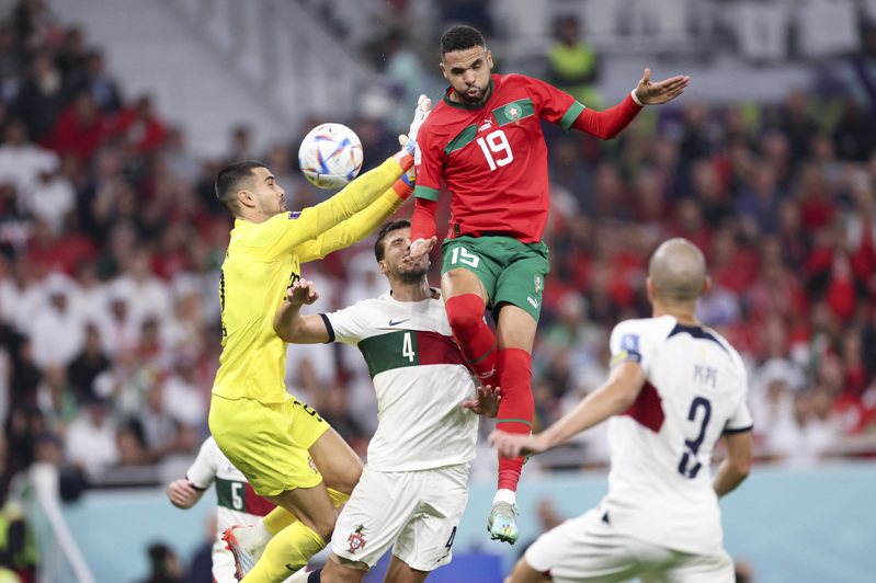 葡萄牙門將（左）對於球的落點判斷錯誤，讓摩洛哥隊恩內斯里（右二）頭球攻門得分。 新華社