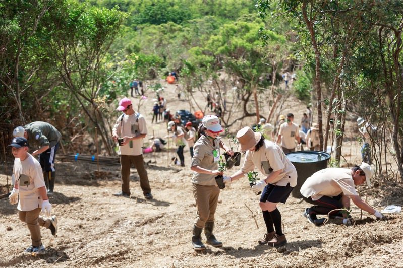 清景麟教育基金會積極與屏科大森林系推行植樹造林運動，並成功打造「森麟人」活動品牌。圖／清景麟教育基金會提供