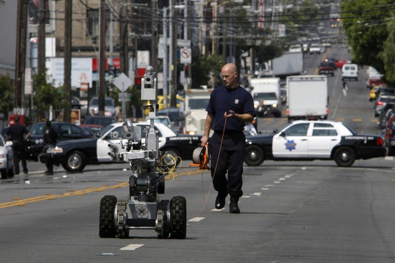 舊金山一名員警2008年7月在街頭使用機器人偵測炸彈威脅。美聯社
