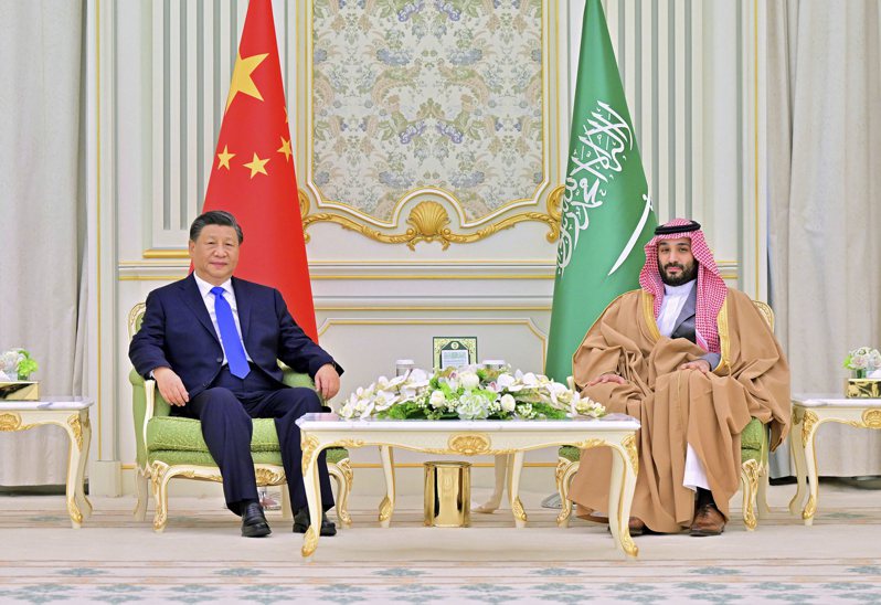 中國國家主席習近平（左）8日在利雅德會晤沙國王儲穆罕默德，並與其發布聯合聲明，其中提及會和平解決與伊朗有主權爭議的3座島嶼，引發伊朗不滿。美聯社