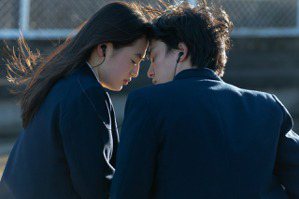 卡爬／重返90年代的「初戀」時光：為何老套日本愛情故事仍賺人熱淚？