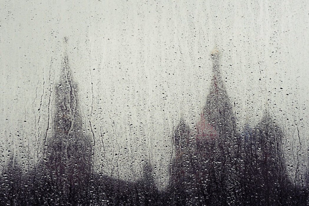 圖為從克里姆林宮的塔樓拍出去的雨景。 圖／美聯社 