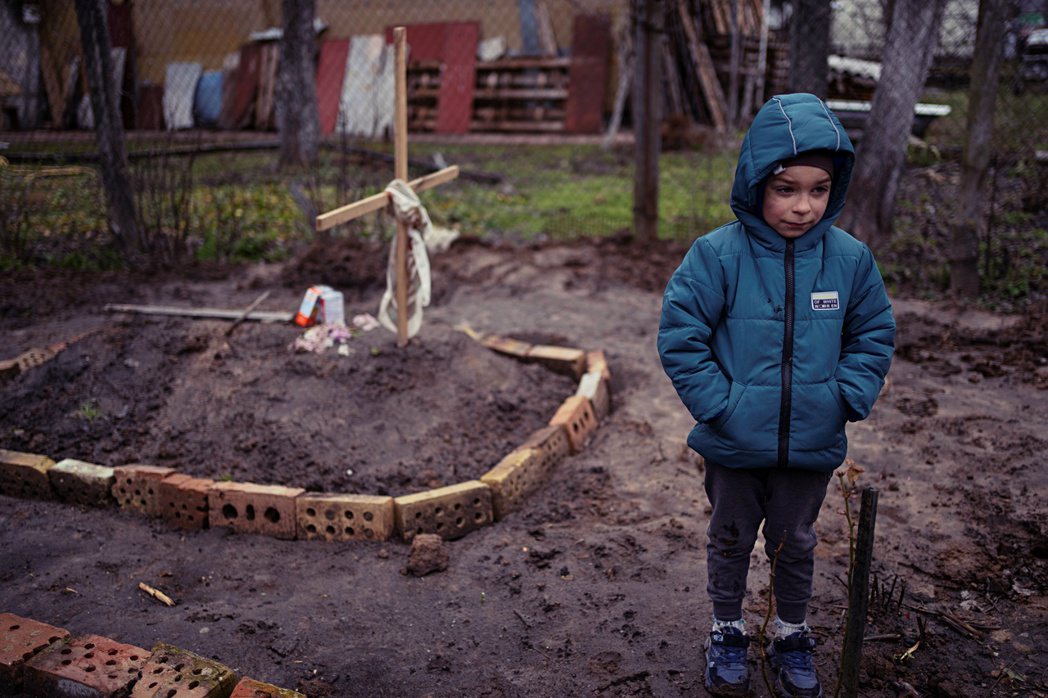 今年4月的基輔，6 歲的 Vlad Tanyuk 站在母親的墳前，他的母親當初因...