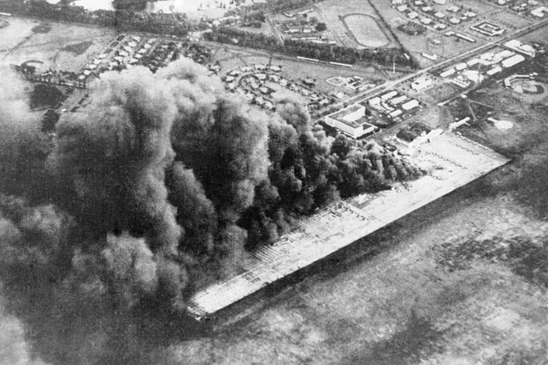 日本共同社的檔案照，顯示1941年日軍偷襲珍珠港美軍基地。路透