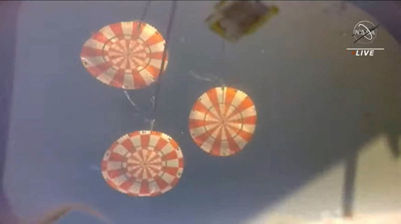 猎户座太空船（Orion）以每小时4万公里的速度冲过地球大气层后，在3顶降落伞的帮助下溅落在海面上。 法新社(photo:UDN)