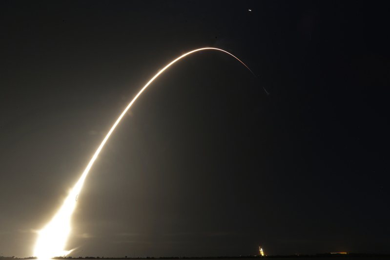 SpaceX的猎鹰九号火箭成功将日本ispace太空公司打造的登月艇送向太空。美联社(photo:UDN)