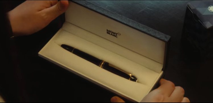 一只萬寶龍鋼筆，將成為貫穿劇情的重要設定。圖／翻攝自Netflix