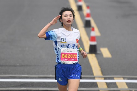 大陸醫師稱，顏值高與常運動的人不易得新冠，圖為浙江衢州12月11日舉行馬拉松賽，半馬女子季軍周文莞衝過終點線。（中新社）