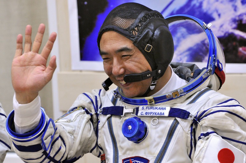 日本太空人古川聰首度登上國際太空站前，測試他的太空裝。路透