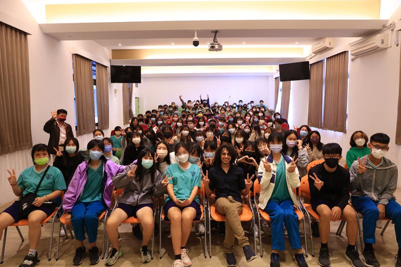 加拿大布萊斯學院教師Drew（前排右四），今天到台南市家齊高中分享英語溝通技巧。記者鄭惠仁／攝影