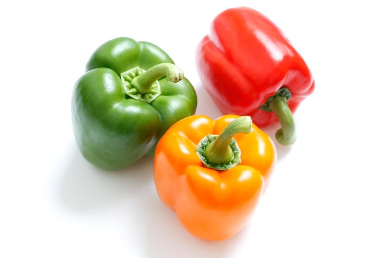 青椒、紅椒、黃椒在植物學分類上屬於「番椒」（學名：Capsicum annuum），都是茄科辣椒屬辣椒種，和辣椒同為親戚，但是在近代出現變異而「不會辣」的品種，且顏色繽紛多元，所以又稱做彩色甜椒。<br />圖／ingimage