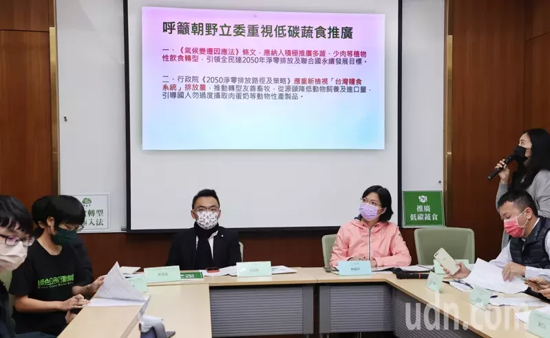 立委洪孟楷（中左）、林淑芬（中右）與台灣動物社會研究會等團體上午在立法院舉行記者...