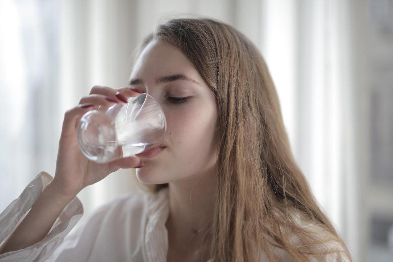 起床喝一杯水更健康！但要先刷牙、還是先喝水？醫生解答第一杯水正確喝法才健康