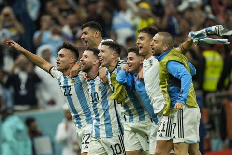 阿根廷在八強賽擊敗荷蘭後，在球場上盡情慶祝。 圖／美聯社