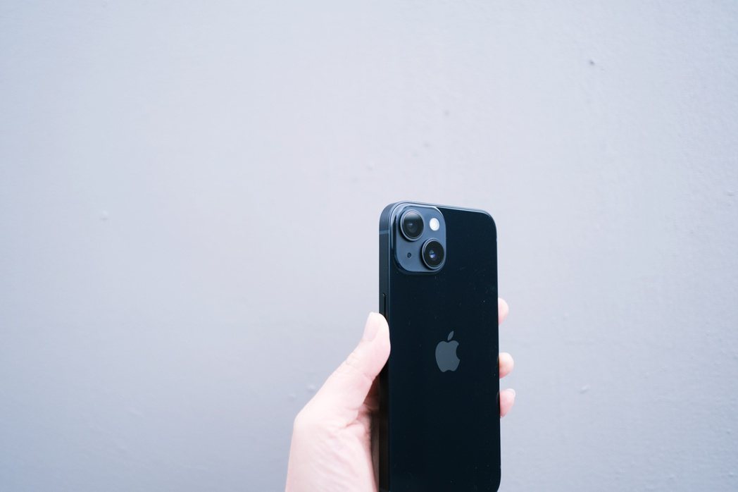 iPhone 14的兩顆相機鏡頭，photo by elif chan