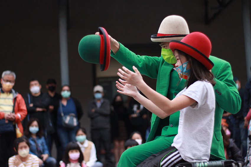 「小綠人」帶來舞蹈默劇即興演出。 陶博館/提供