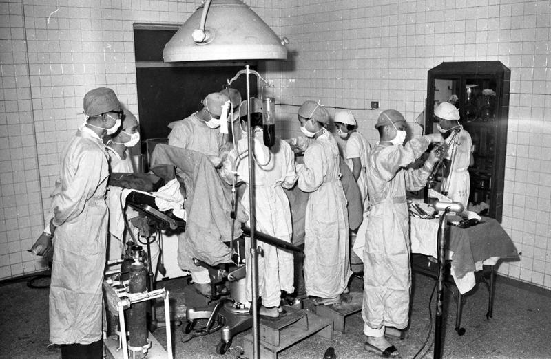 1965年12月14日，台大醫院的6位外科醫師為一個60歲的張錦隆，實施脊椎骨接合手術，圖為手術過程鏡頭。圖╱聯合報系資料照片