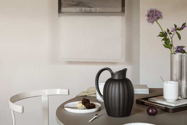 BERNADOTTE系列居家精品推出三款全新彩色保溫壺、白瓷茶具組、以及水晶玻璃酒杯。圖／喬治傑生提供