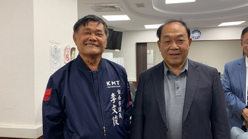國民黨台南市副議長李文俊（左一）和市黨部主委林進旺（左二）。記者吳淑玲／攝影
