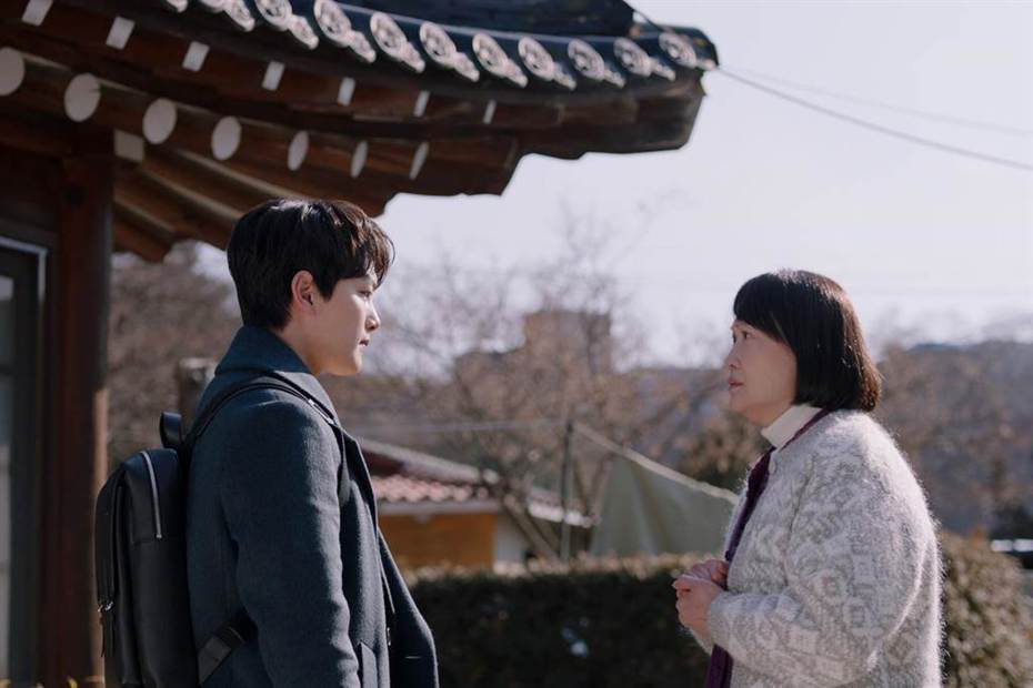呂珍九（左）在片中詮釋韓流巨星，一幕跟洪慧芳的重逢感情戲更把對方逼哭。圖／采昌提供
