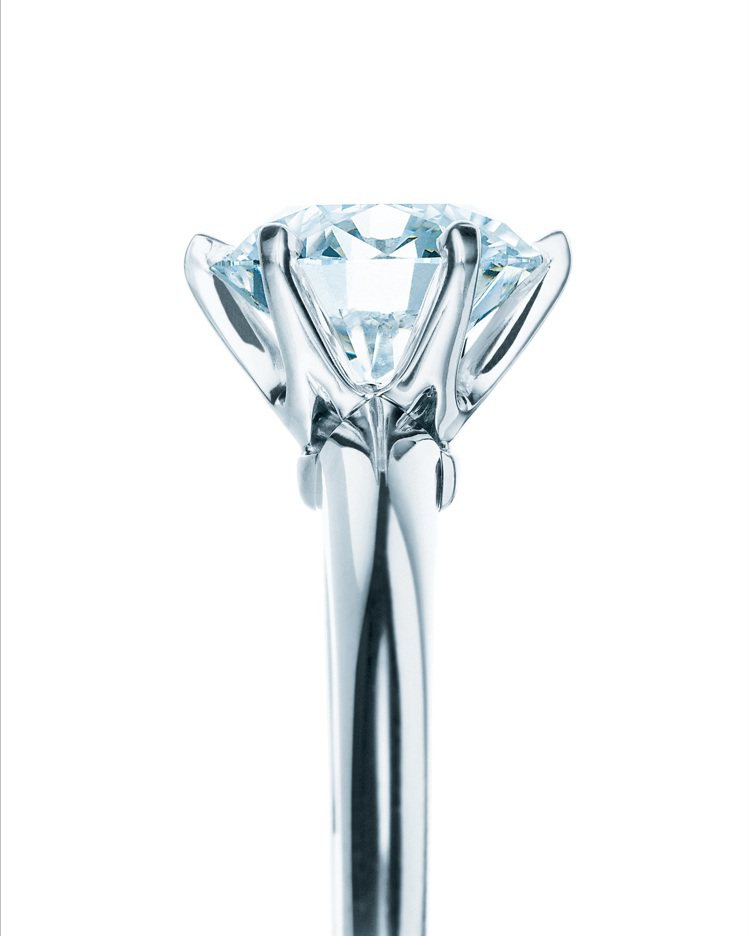 Tiffany Setting鉑金六爪鑽石戒指，價格隨鑽石而定。圖／Tiffany提供