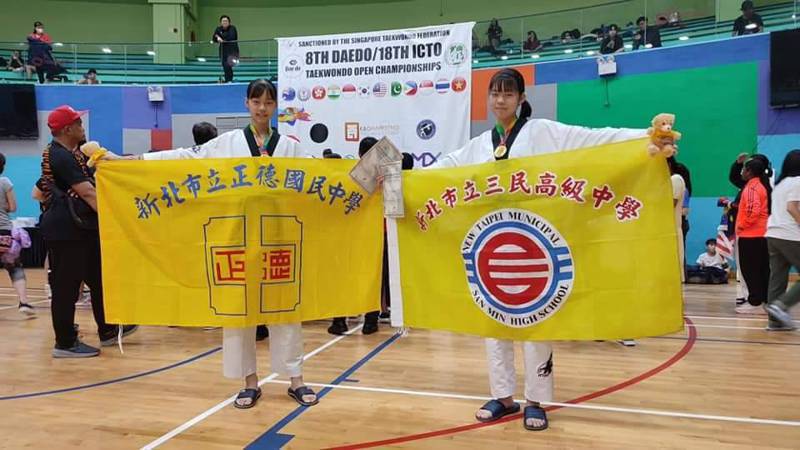 本土企業贊助基層運動員傳出好消息，台灣跆拳道小將在12月11日至新加坡參加國際公開賽，獲得兩金的佳績。圖／新北市議員鄭宇恩提供