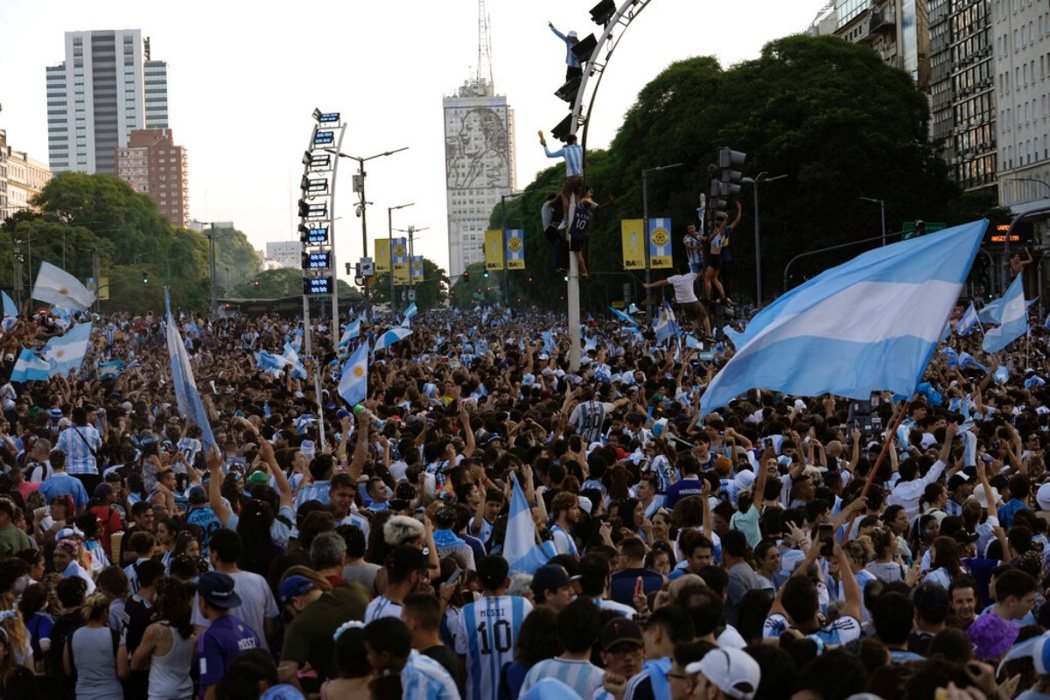 阿根廷首都布宜諾斯艾利斯，盛大慶祝阿根廷戰勝克羅埃西亞。 圖／美聯社