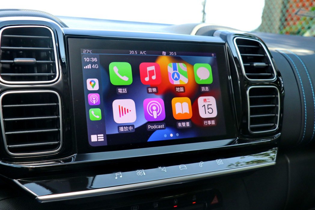 中控台上的8吋觸控螢幕提供Apple Carplay及Android Auto等...