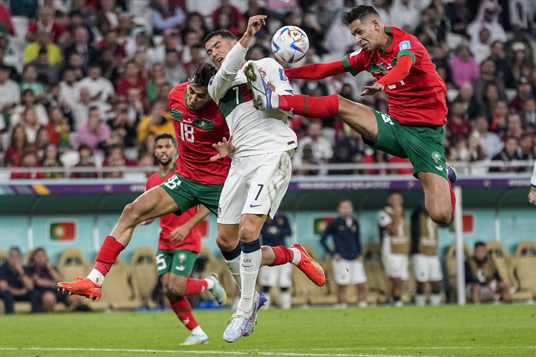 摩洛哥國家隊在八強戰擊敗葡萄牙，隊史上首次晉級世界盃四強。圖為摩洛哥球員與葡萄牙...