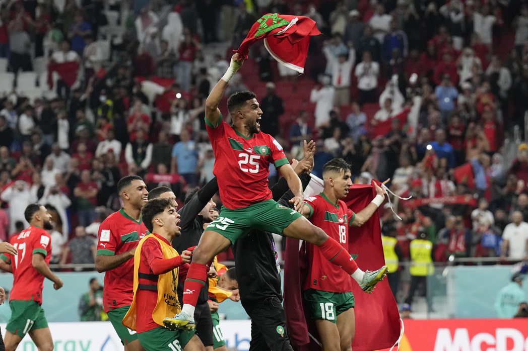 摩洛哥戰勝葡萄牙後，後衛阿蘭興奮揮舞國旗。 圖／美聯社