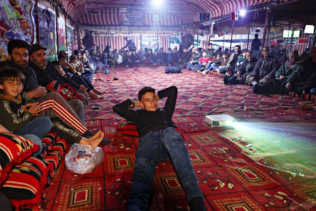 流離失所的敘利亞人在人道組織所搭建的帳篷中，觀看摩洛哥與葡萄牙的比賽。 圖／法新...